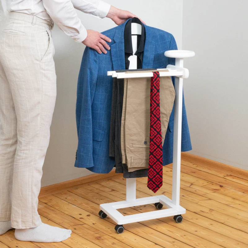Tatkraft Graf – Valet de chambre en hêtre avec cintre, 3 porte-pantalons, tablette et roulettes, blanc